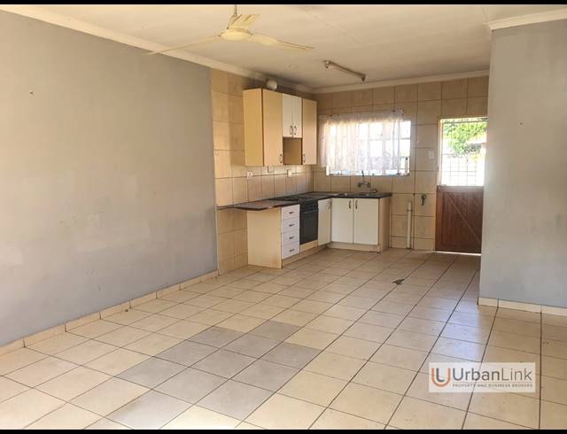 2 BEDROOM TOWNHOUSE FOR SALE IN OOS EINDE